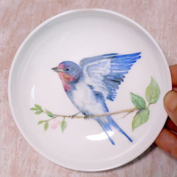 「羽ばたくツバメの子」手書きの小鳥のお皿　 1枚目の画像