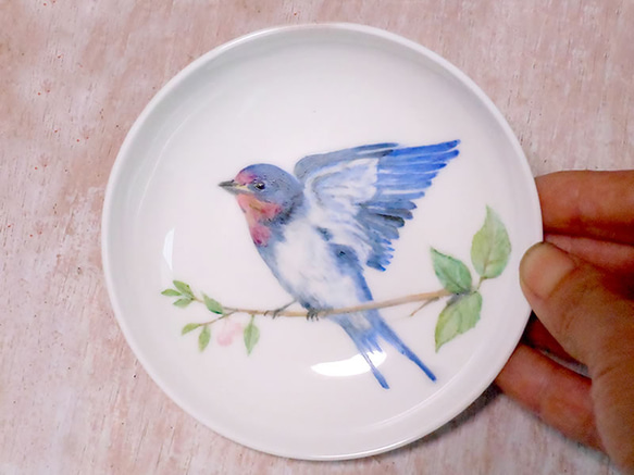 「羽ばたくツバメの子」手書きの小鳥のお皿　 1枚目の画像