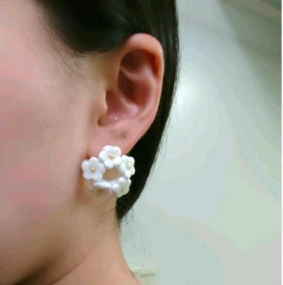 白い花かんむりのイヤリング 5枚目の画像