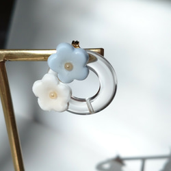 【春色】小さなお花とクリアなアクリルのピアス 2枚目の画像
