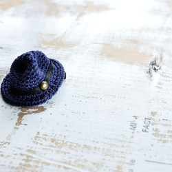 ミニチュア　パナマ帽ブローチ　(紺) 1枚目の画像