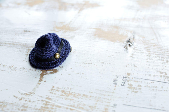 ミニチュア　パナマ帽ブローチ　(紺) 1枚目の画像