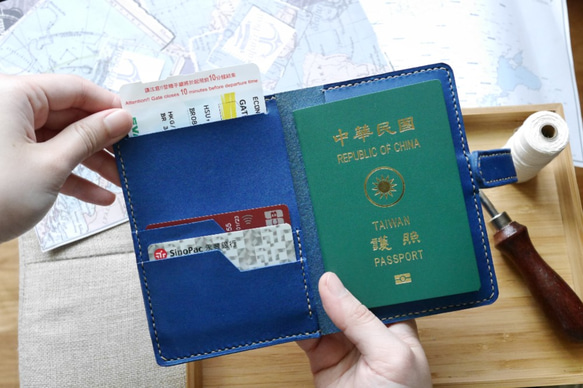 イタリアの牛革パスポートセットネイビーブルー無料カスタムレタリング 2枚目の画像