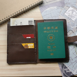 義大利牛皮護照套 有扣子 咖啡色 免費客製化刻字 第2張的照片