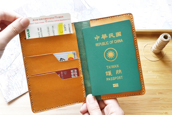 義大利牛皮護照套 護照夾 橄欖綠搭原皮 免費客製化刻字 第1張的照片