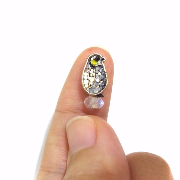 chiching棋青設計手工珠寶飾品 馬賽克Mosaic系列 國王企鵝tiny baby月光石耳環 預購 第3張的照片
