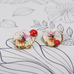 三色堇Viola Tricolor與迷你瓢蟲Lady bugs不對襯耳環 預購 chiching design 棋青設計 第3張的照片