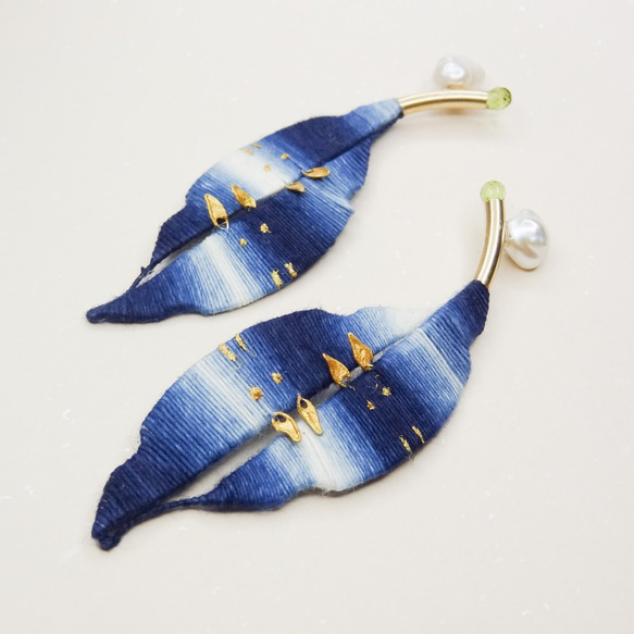 牛仔藍/青花瓷色 蝠葉藍染漸層纏花天然石耳環 手工珠寶飾品 第2張的照片