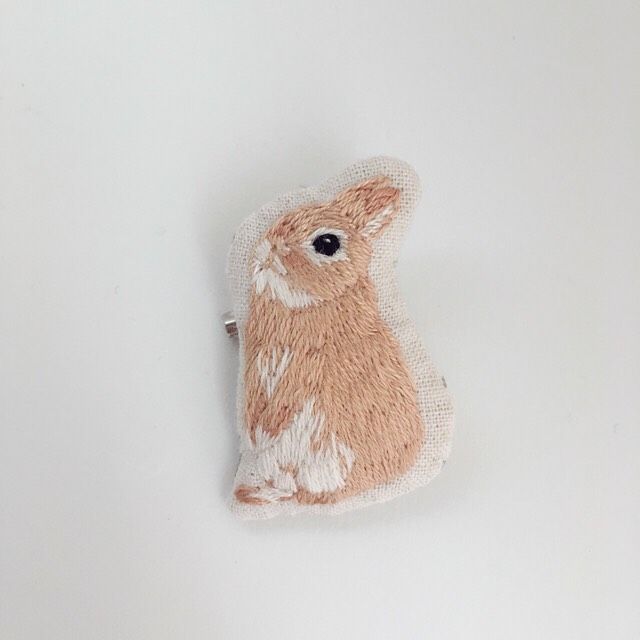 うさぎ 刺繍ブローチ ベージュ ブローチ mopsi 通販 4254500