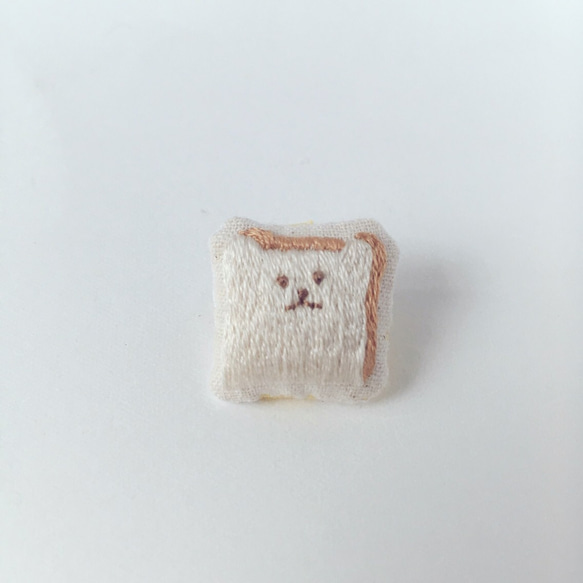 しろくま食パン 刺繍ブローチ 1枚目の画像