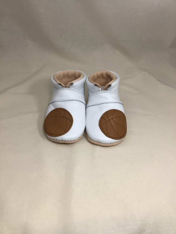 籃球第一鞋嬰兒鞋嬰兒禮物籃免費個人化生日嬰兒鞋 第1張的照片