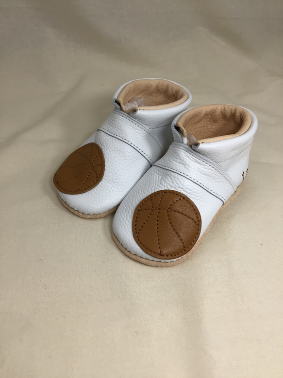 籃球第一鞋嬰兒鞋嬰兒禮物籃免費個人化生日嬰兒鞋 第2張的照片