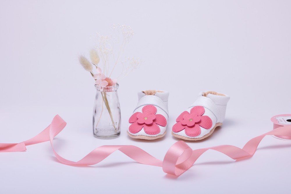 出産祝いに♪お名前入り　本革　ファーストシューズ　白　花　ベビーシューズ　１歳のお誕生日プレゼント　手縫い