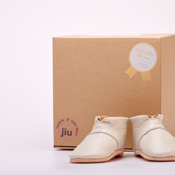 真皮嬰兒鞋，附名字 1 歲生日 訂製第一雙鞋 嬰兒禮物 第2張的照片