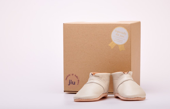 真皮嬰兒鞋，附名字 1 歲生日 訂製第一雙鞋 嬰兒禮物 第2張的照片