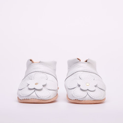 嬰兒禮物 ♪ 姓名真皮第一雙鞋白花嬰兒鞋一周歲生日禮物手工縫製 第2張的照片