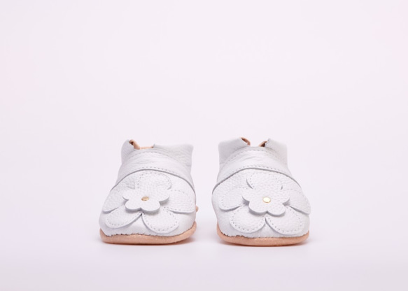 嬰兒禮物 ♪ 姓名真皮第一雙鞋白花嬰兒鞋一周歲生日禮物手工縫製 第2張的照片