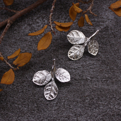 Red Flower Loropetalum Leaf Earrings Sterling Silver 2枚目の画像