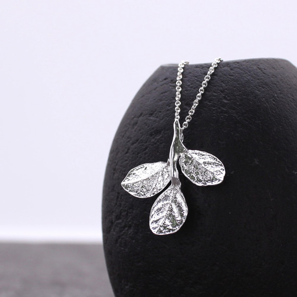 Red Flower Loropetalum Leaf Necklace Sterling Silver 1枚目の画像