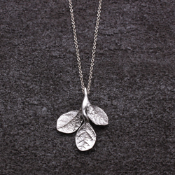 Red Flower Loropetalum Leaf Necklace Sterling Silver 4枚目の画像