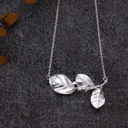 Red Flower Loropetalum Leaf Necklace Sterling Silver 1枚目の画像