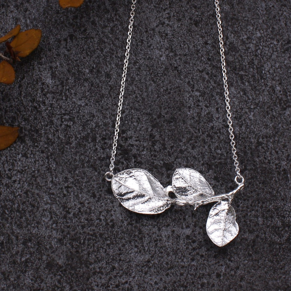 Red Flower Loropetalum Leaf Necklace Sterling Silver 1枚目の画像