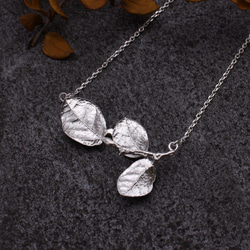 Red Flower Loropetalum Leaf Necklace Sterling Silver 2枚目の画像