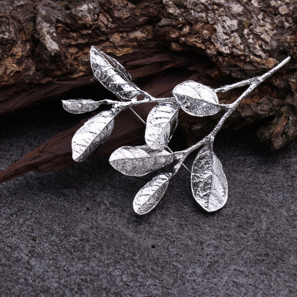 Red Flower Loropetalum Leaf Brooch Sterling Silver 2枚目の画像