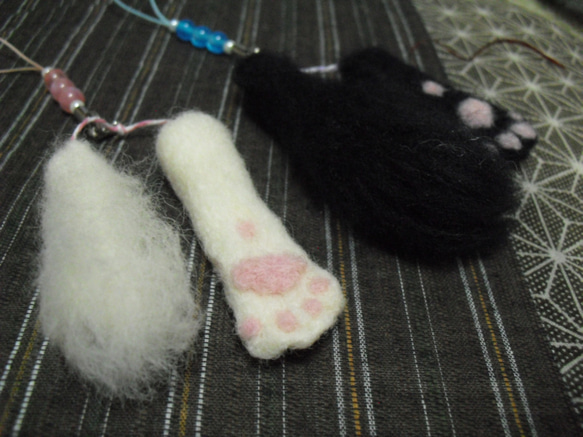 もっふり尻尾&肉球ぷりっ猫の手ストラップ（羊毛フェルト） 1枚目の画像