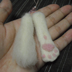 もっふり尻尾&肉球ぷりっ猫の手ストラップ（羊毛フェルト） 2枚目の画像