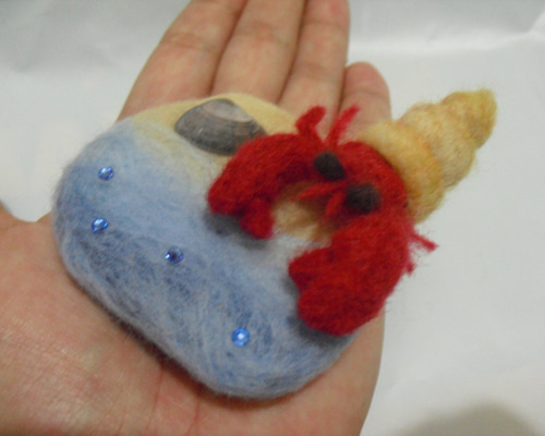 ヤドカリINチョココロネ（羊毛フェルト） 羊毛フェルト みぃよんく