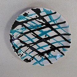 色絵皿　黒釉格子紋