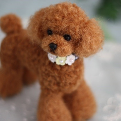 足先のふわふわが軽やかな リアル羊毛フェルト レッドカラーの