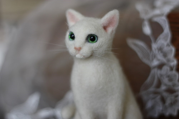 おしゃれ　白猫。。。ふんわり。羊毛フェルト 3枚目の画像