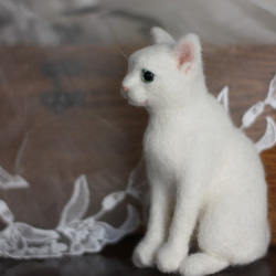おしゃれ　白猫。。。ふんわり。羊毛フェルト 4枚目の画像