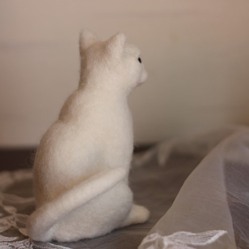 羊毛フェルト 白猫 モモンガー様確認用 おしゃれ 白猫。。。ふんわり