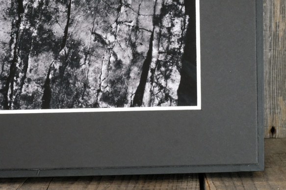 A4 ファインアート写真　010　岩壁　落ち葉　マットパネル仕上　モノクロ　白黒写真　インテリアフォト　販売　通販 3枚目の画像