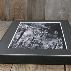 A4 ファインアート写真　010　岩壁　落ち葉　マットパネル仕上　モノクロ　白黒写真　インテリアフォト　販売　通販 8枚目の画像