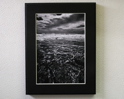 モノクロ風景写真 湖の静寂　A3サイズ　額・白マット付き モノクロ風景写真 湖の静寂 A3サイズ 額・白マット付き Amazon.co.jp