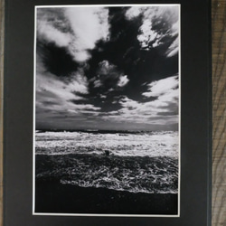 A4 ファインアート写真　018　海岸　波　空　雲　マットパネル仕上　モノクロ　白黒写真　インテリアフォト　販売　通販 2枚目の画像