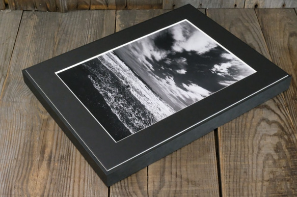 A4 ファインアート写真　018　海岸　波　空　雲　マットパネル仕上　モノクロ　白黒写真　インテリアフォト　販売　通販 5枚目の画像