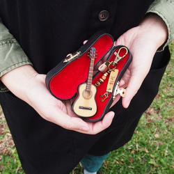 god leading手作-【音樂】一只迷你淺色古典吉他模型吊飾擺件(兩用)+樂器盒飾品盒 質感販售手繪紙盒包裝 禮物 第1張的照片