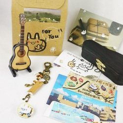 god leading手作-【音樂】一只迷你淺色古典吉他模型吊飾擺件(兩用)+樂器盒飾品盒 質感販售手繪紙盒包裝 禮物 第3張的照片