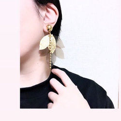 PVCリーフの耳飾り　gold色 2枚目の画像