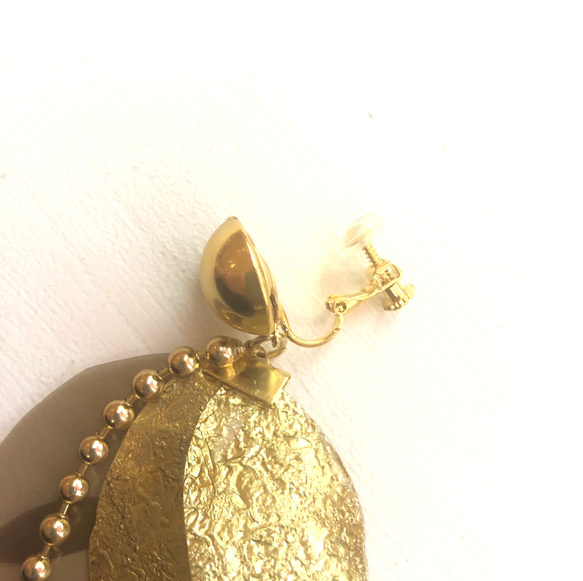 PVCリーフの耳飾り　gold色 4枚目の画像