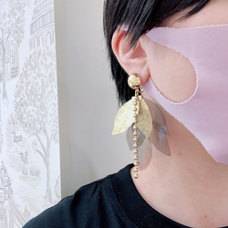PVCリーフの耳飾り　gold色 7枚目の画像