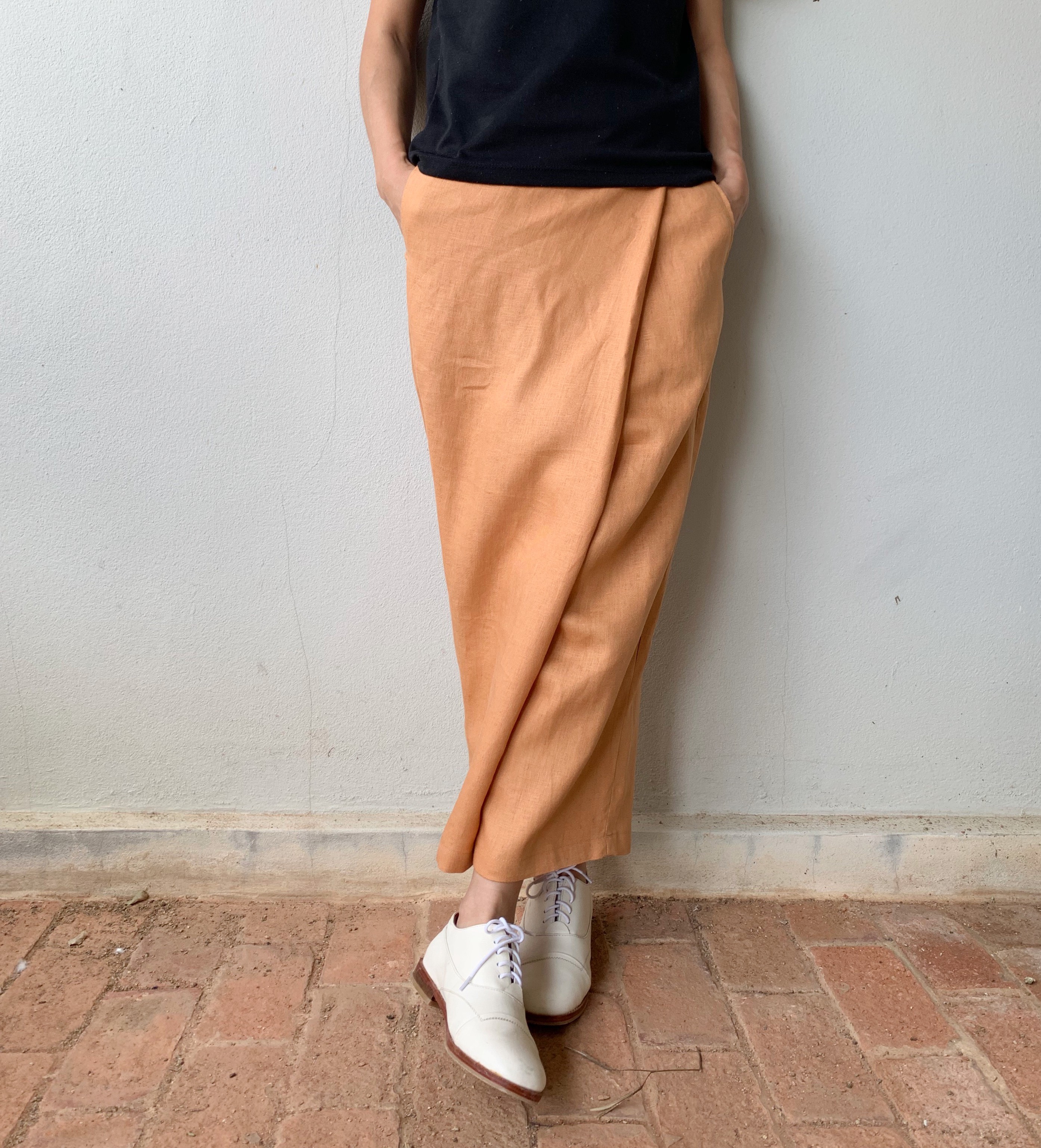 【人気再販】涼しく品よく。リネン100で仕立てた巻きスカート風ペグトップパンツ アースカラーオレンジ色　ウエストボタン