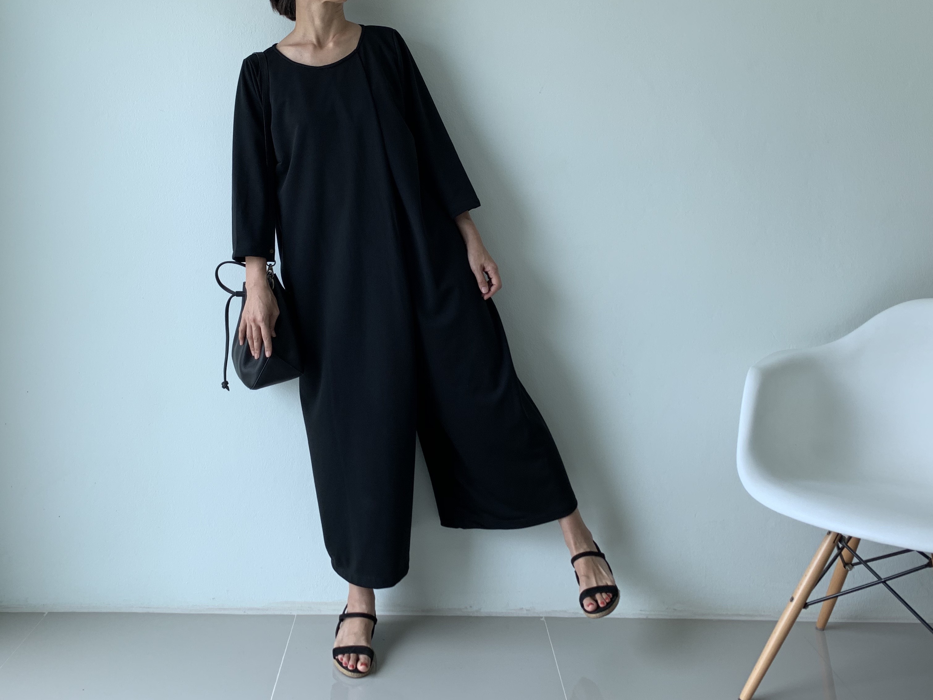 “大人のリラックスシルエット“オールインワン。ポンチ素材の大きなタック入りワイドパンツ。 黒色