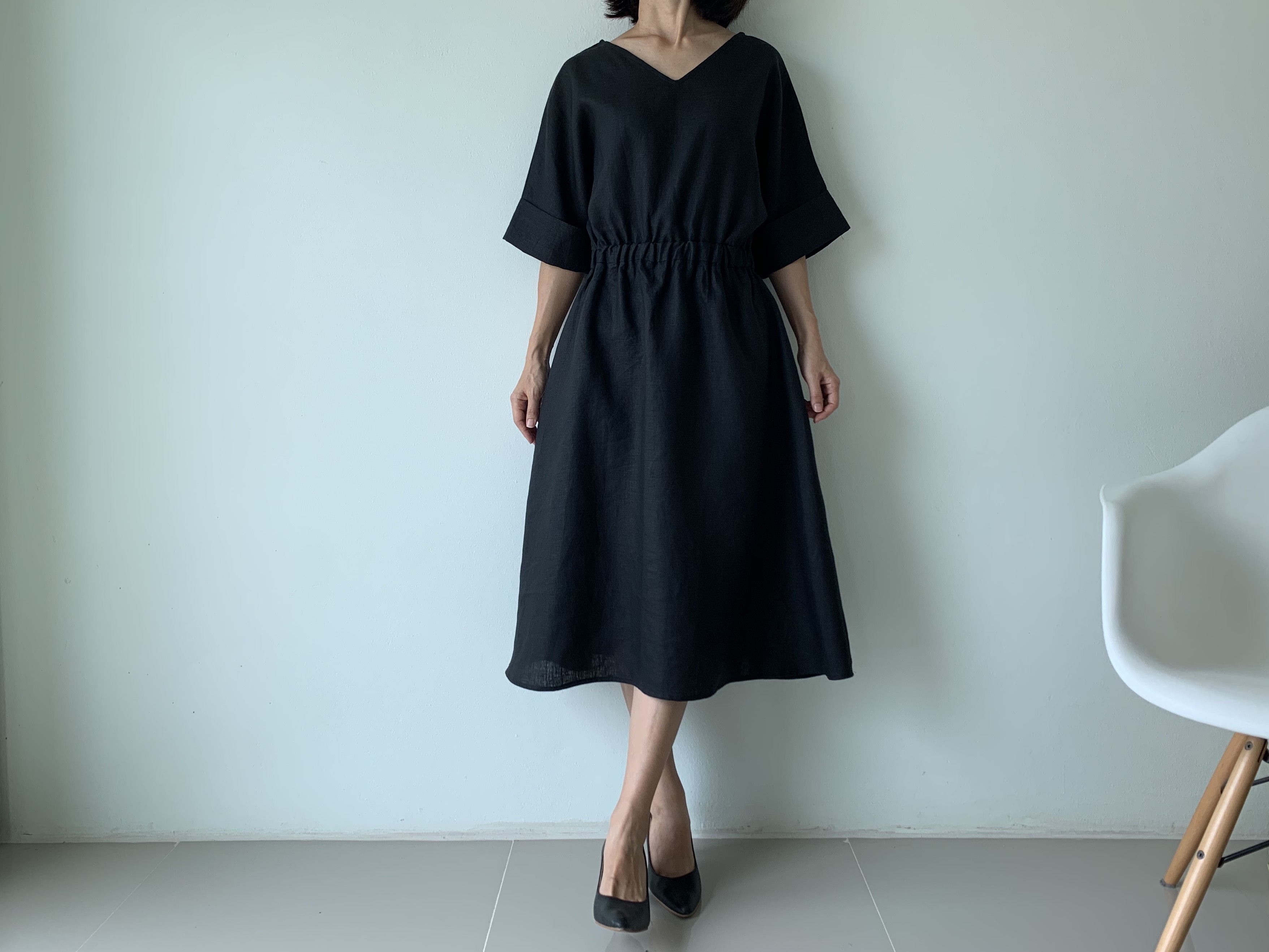 理想のバランス。気取らず上品を叶えるリネンのドルマンスリーブワンピース 。五分袖・黒色