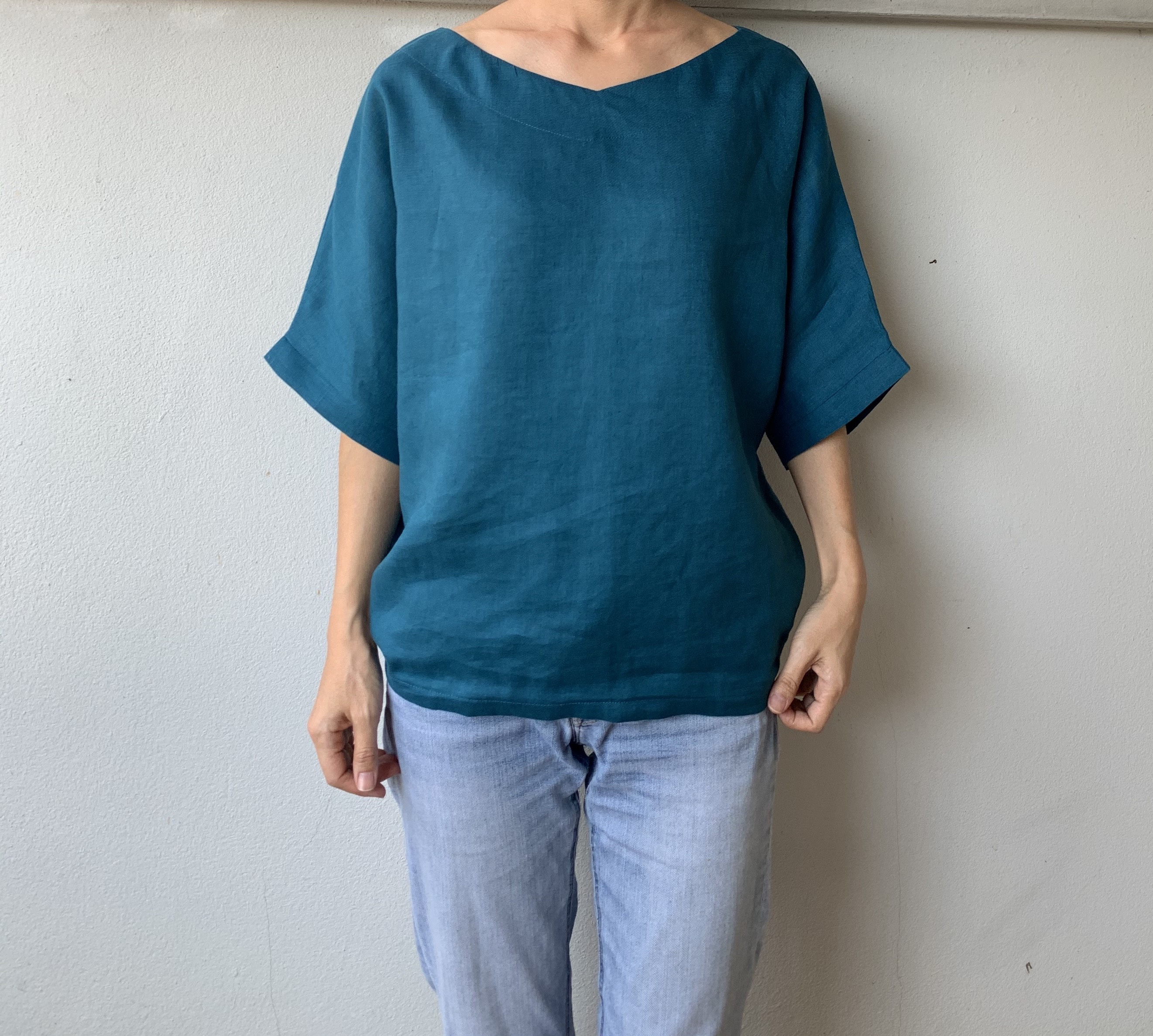 着脱楽らく。ふんわりシルエットで魅せるさりげない甘さ。 Vネックリネンブラウス　ゴム入り　プルオーバー　サックスブルー色